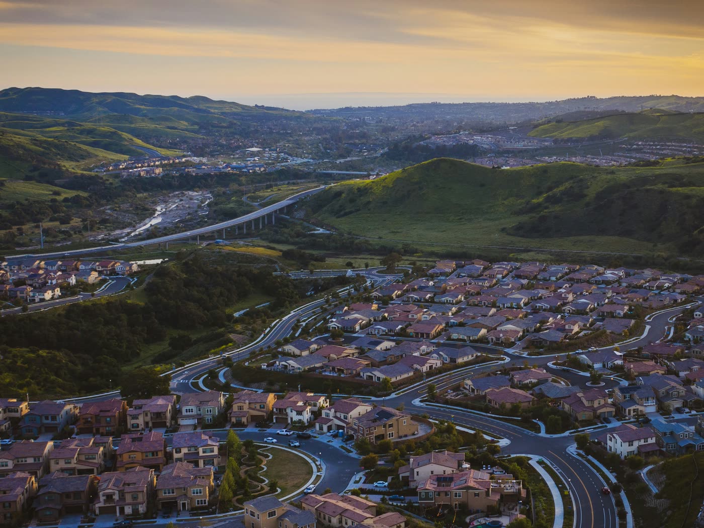 Vista aérea de una urbanización residencial al atardecer