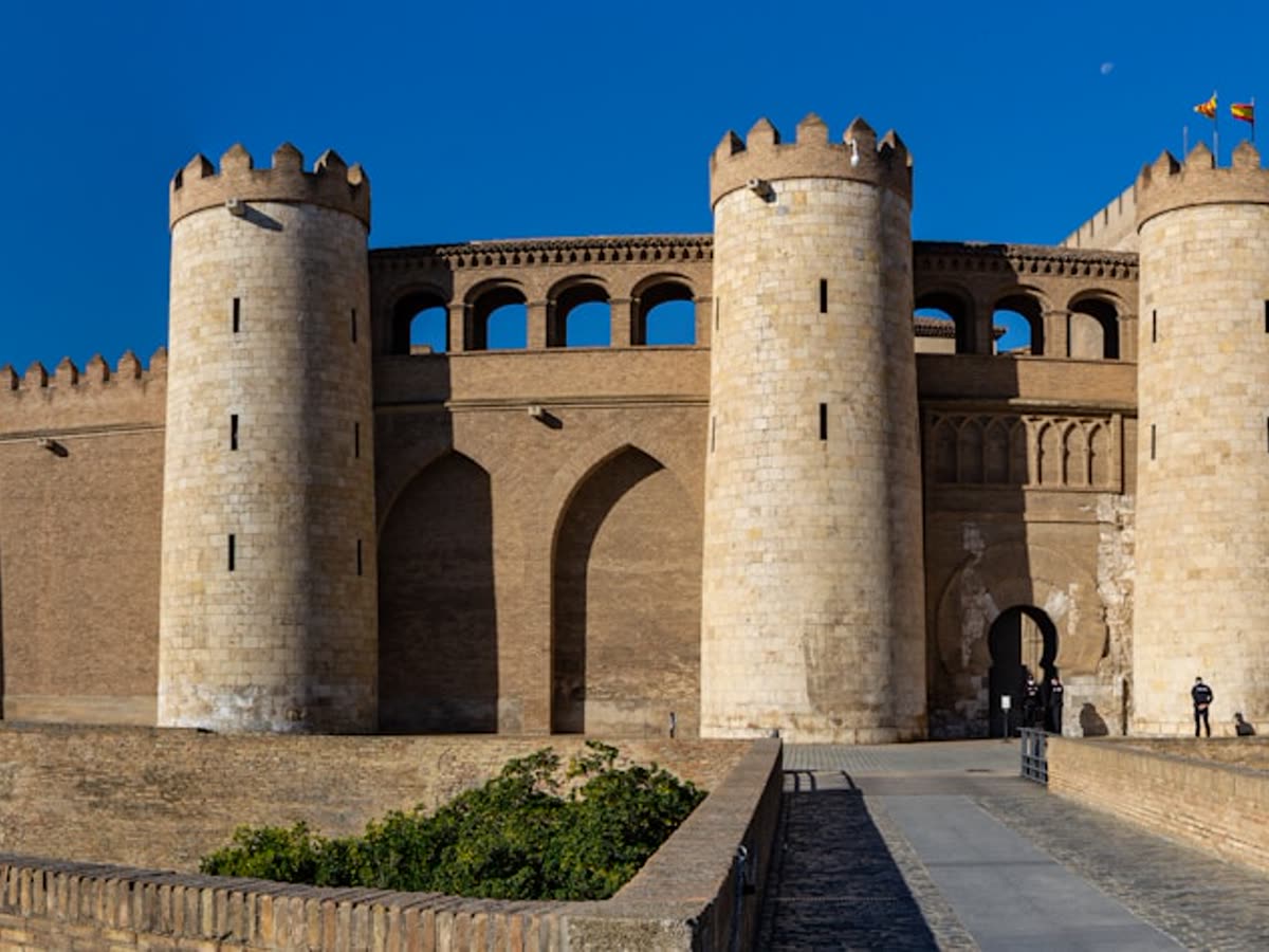 Torres almenadas y arquerías del Palacio de la Aljafería en Zaragoza