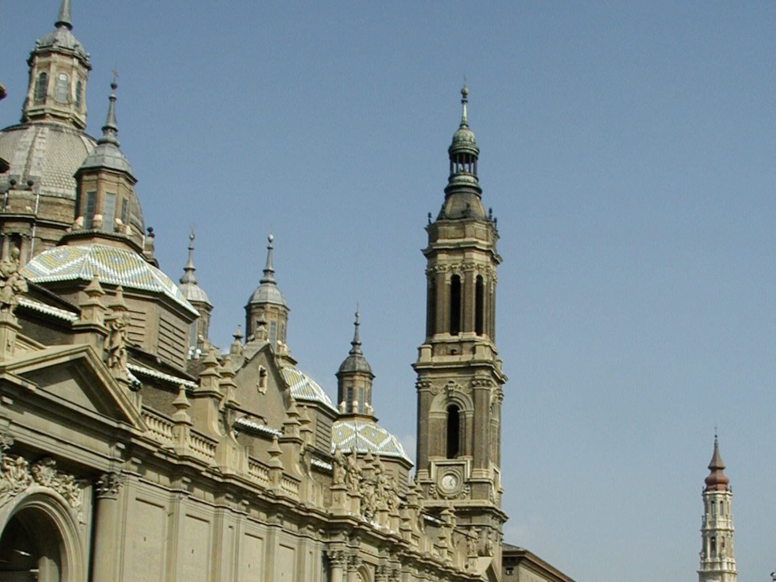 Cúpulas y torre de la Basílica del Pilar de Zaragoza con la torre de La Seo al fondo