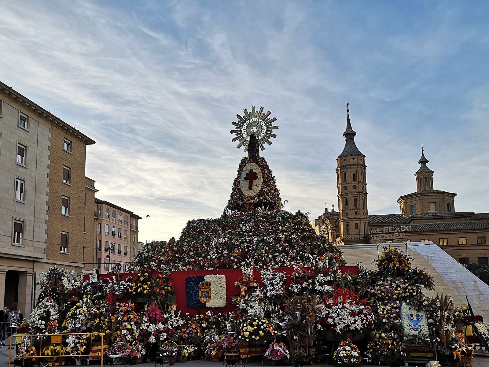 Monumento floral de la Ofrenda de Flores a la Virgen del Pilar en Zaragoza