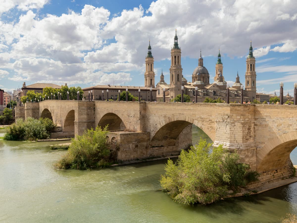 Puente de Piedra sobre el río Ebro con la Basílica del Pilar de Zaragoza al fondo