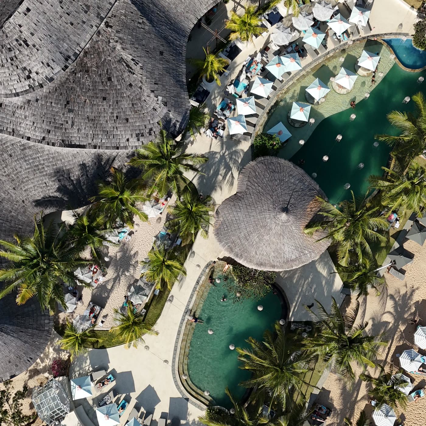 Vista aérea de las piscinas y zona chill-out de un beach club