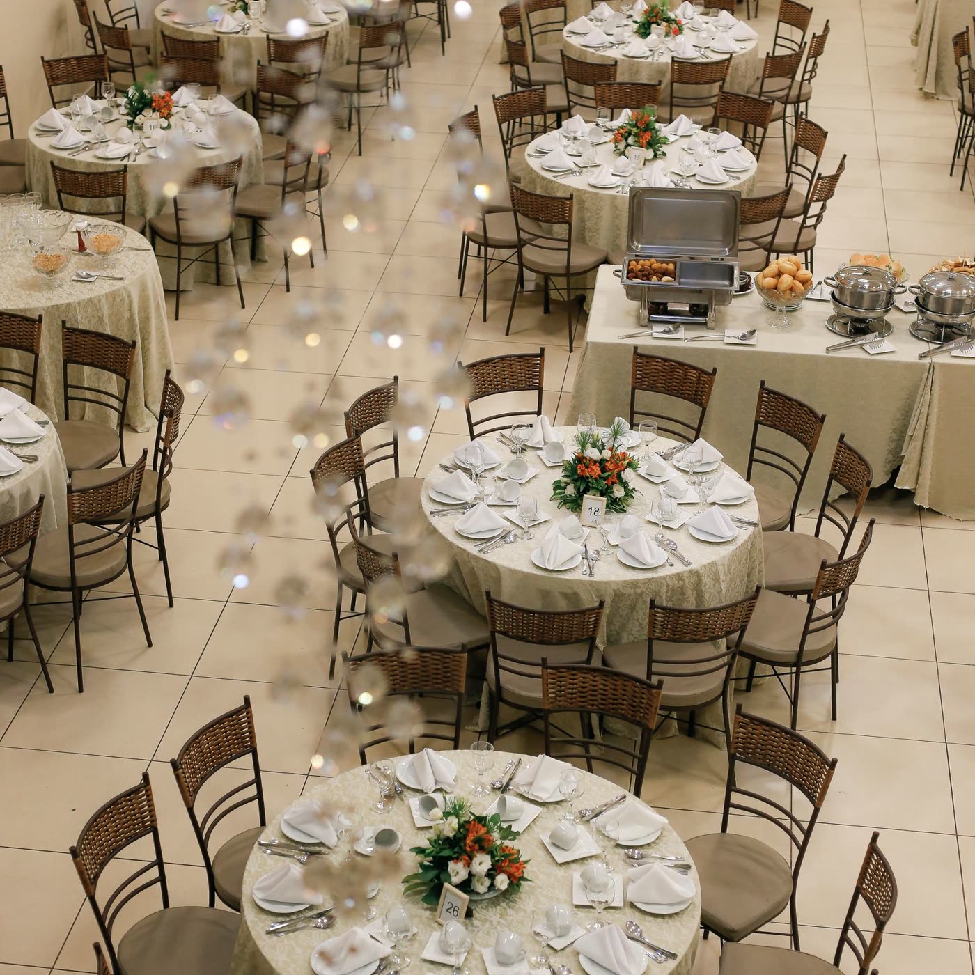 Salón de banquetes de boda con mesas redondas decoradas