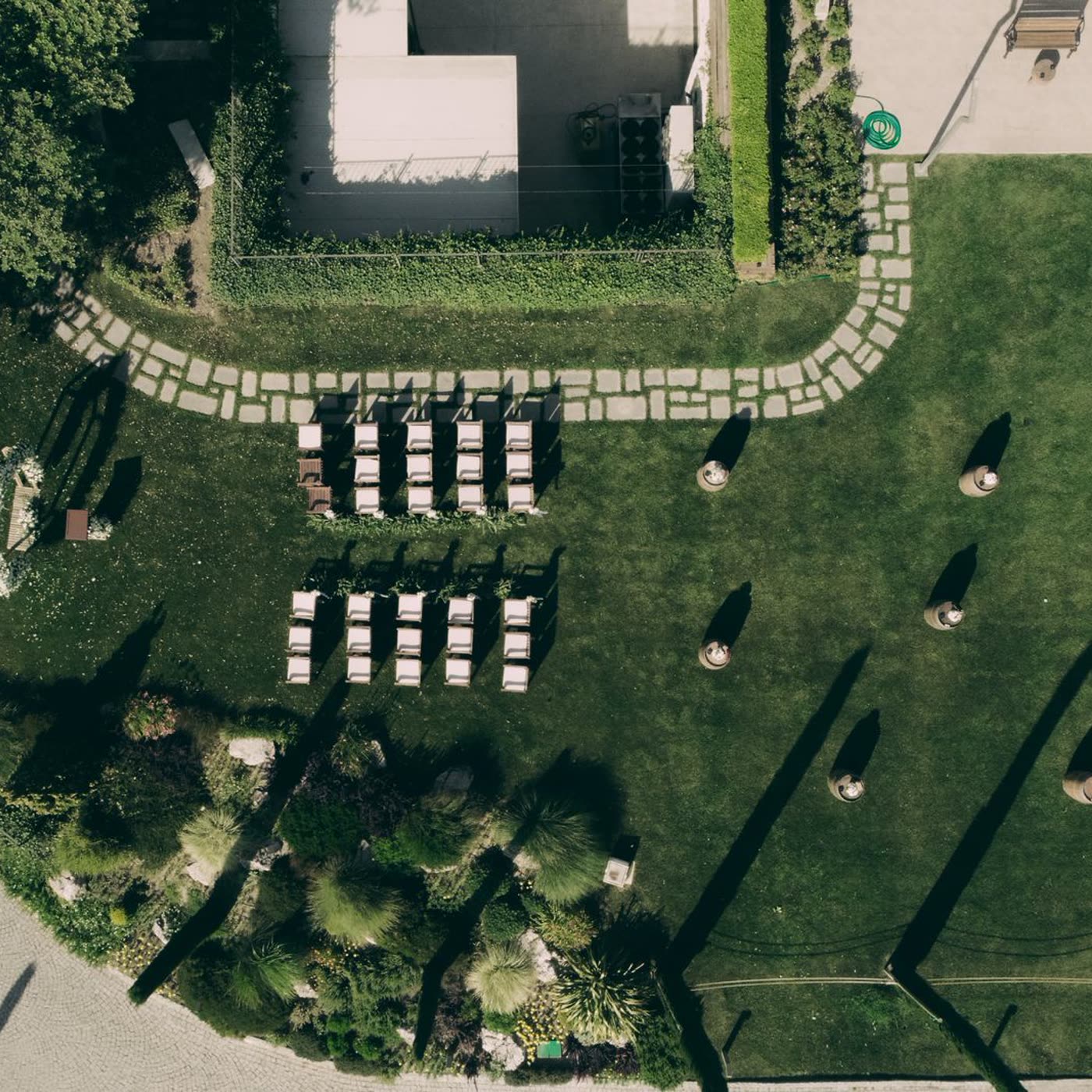 Vista aérea de un altar y sillas dispuestas para una ceremonia de boda al aire libre