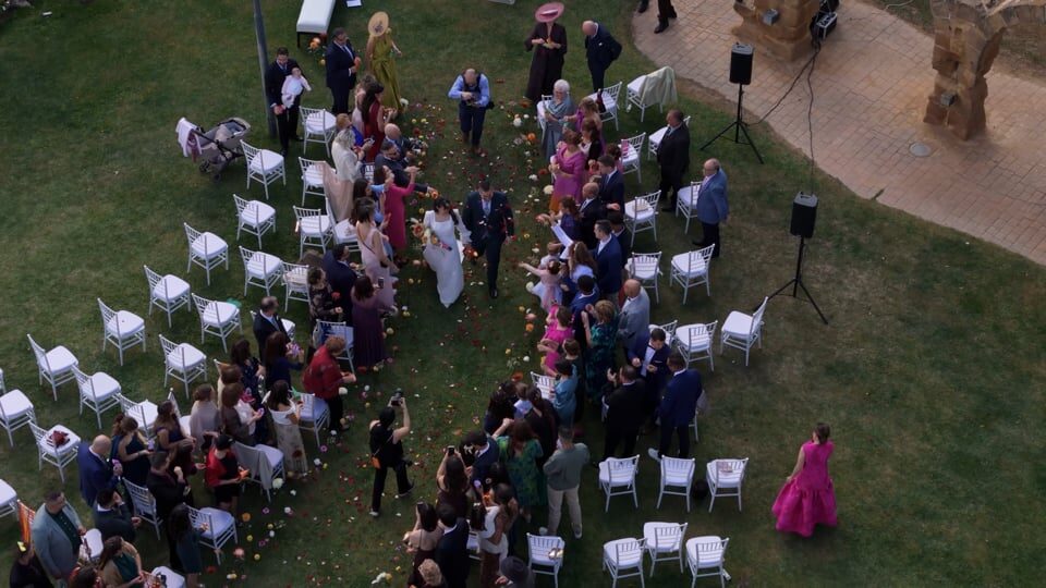 Los novios caminando entre los invitados tras la ceremonia — Horizon Sky Drone