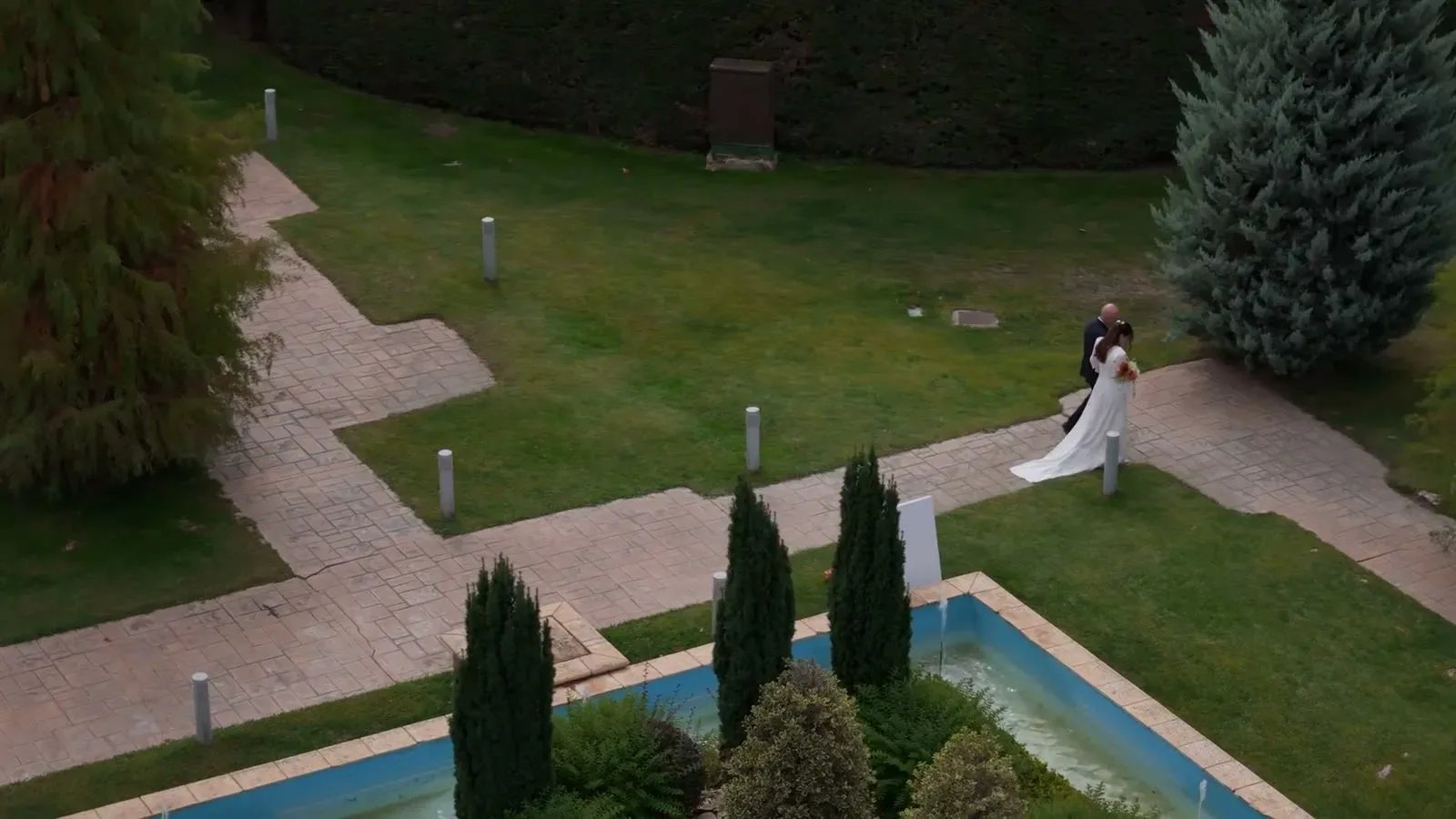 Los novios paseando por los jardines de la finca, vistos desde el aire