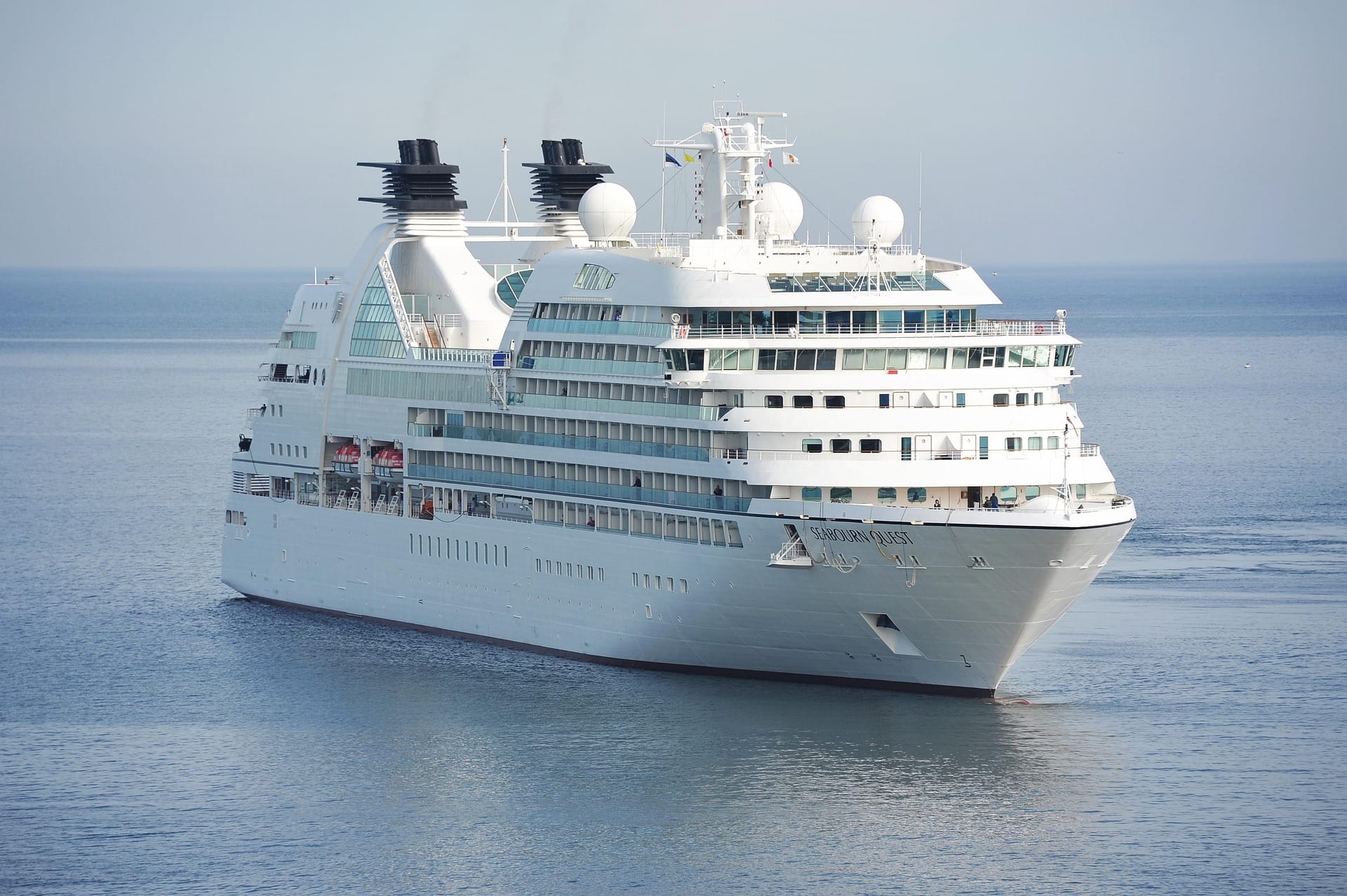 Crucero navegando en mar abierto