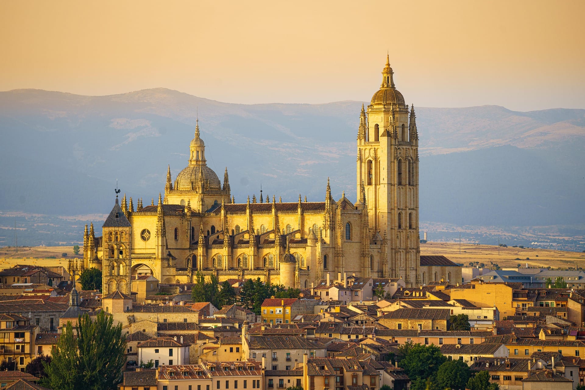 Catedral histórica española sobre el skyline de la ciudad al atardecer