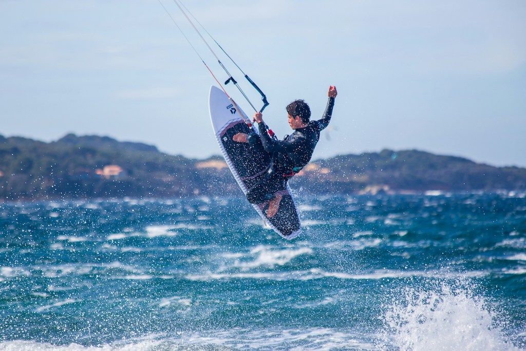 Kitesurfer in der Luft – Spektakuläre Tricks auf dem Wasser. 