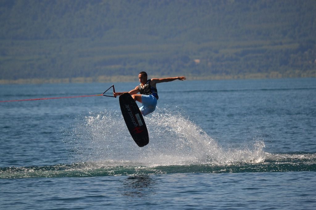 Wakeboarder in der Luft – Geschwindigkeit und Action auf dem Wasser. 