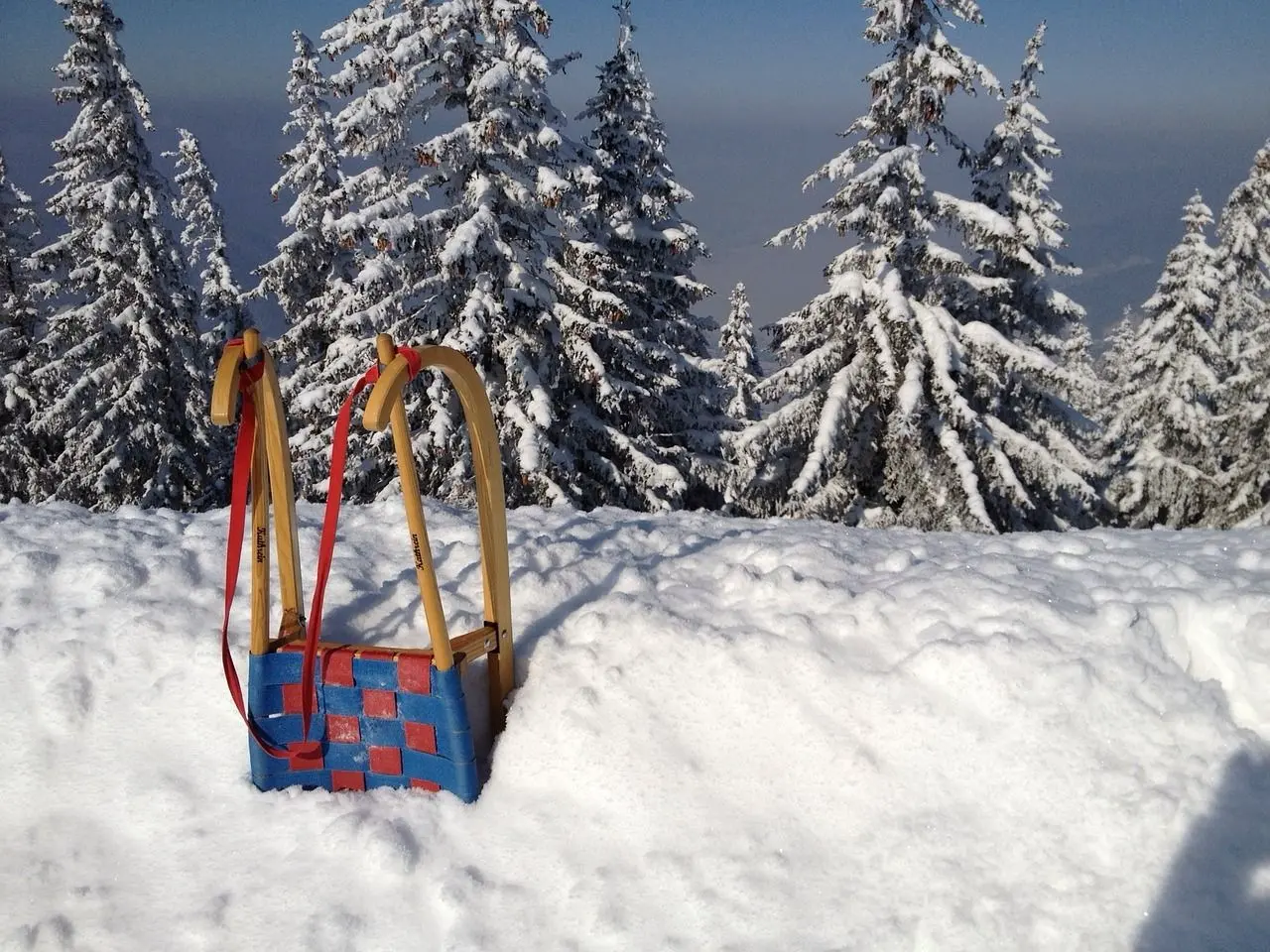 Rodel-Abenteuer mit Quipleon – Winterspaß in verschneiten Bergen