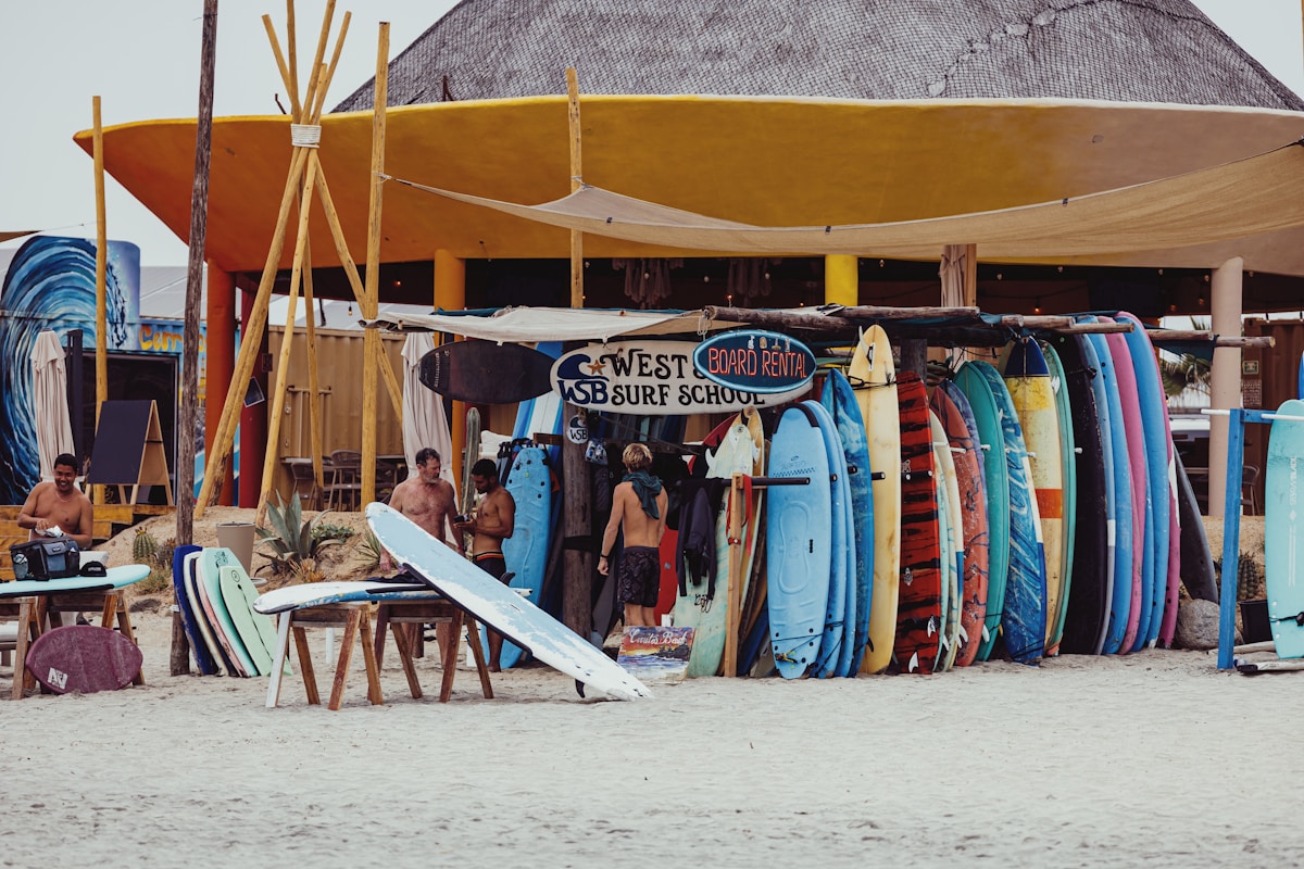 Surfboard-Verleih Shop: Breite Auswahl verschiedener Board-Typen und Größen für jeden Level
