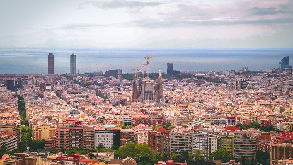 Panoramic view of Barcelona with Sagrada Familia and coast – active city experience with Quipleon