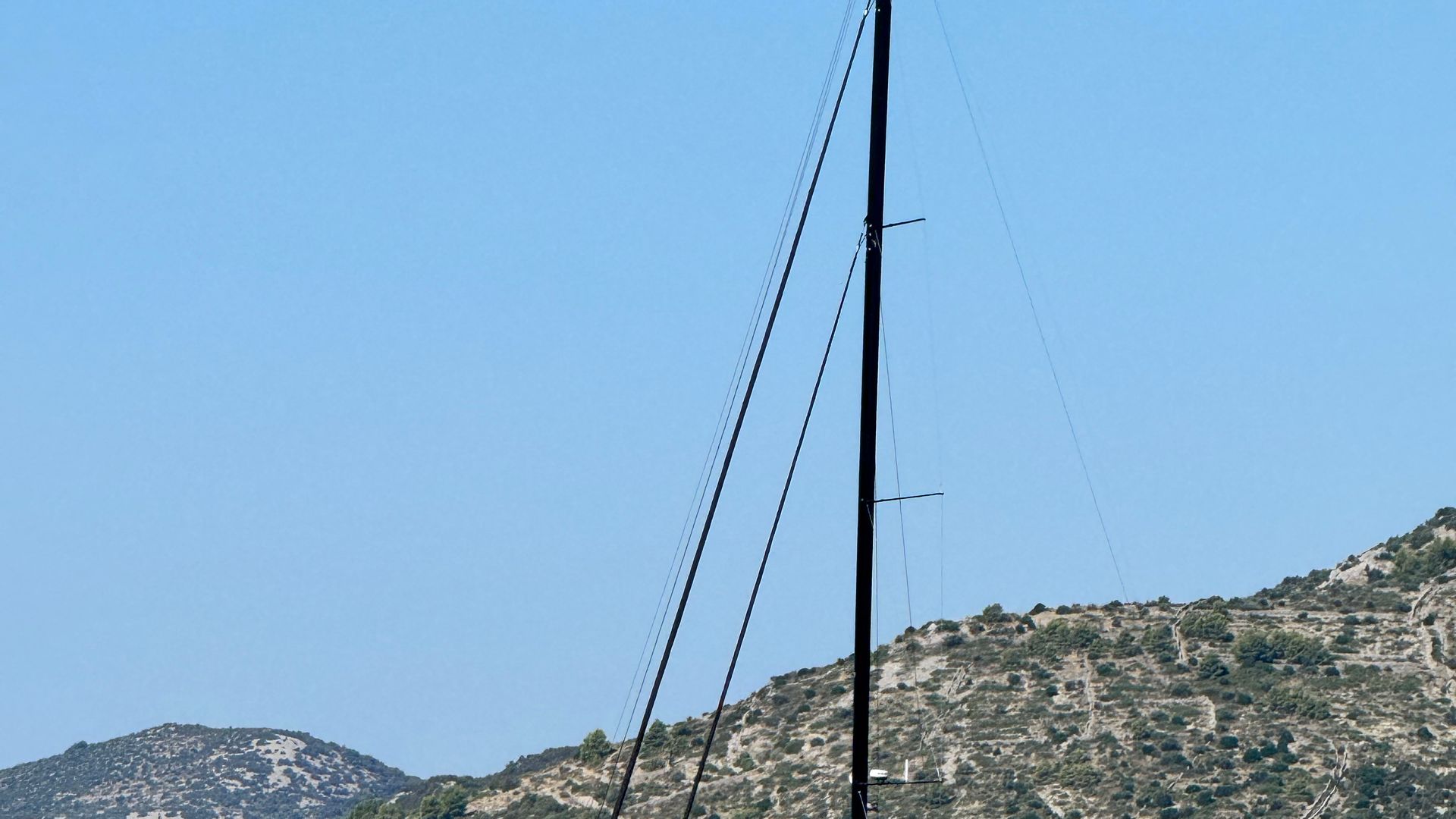 Elegante Segelyacht vor der Mittelmeerküste – Segeln ab Barcelona mit Quipleon