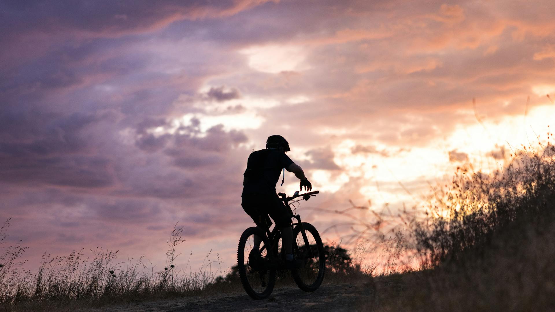 Mountainbiker Silhouette bergauf im Sonnenuntergang – MTB rund um Amsterdam mit Quipleon