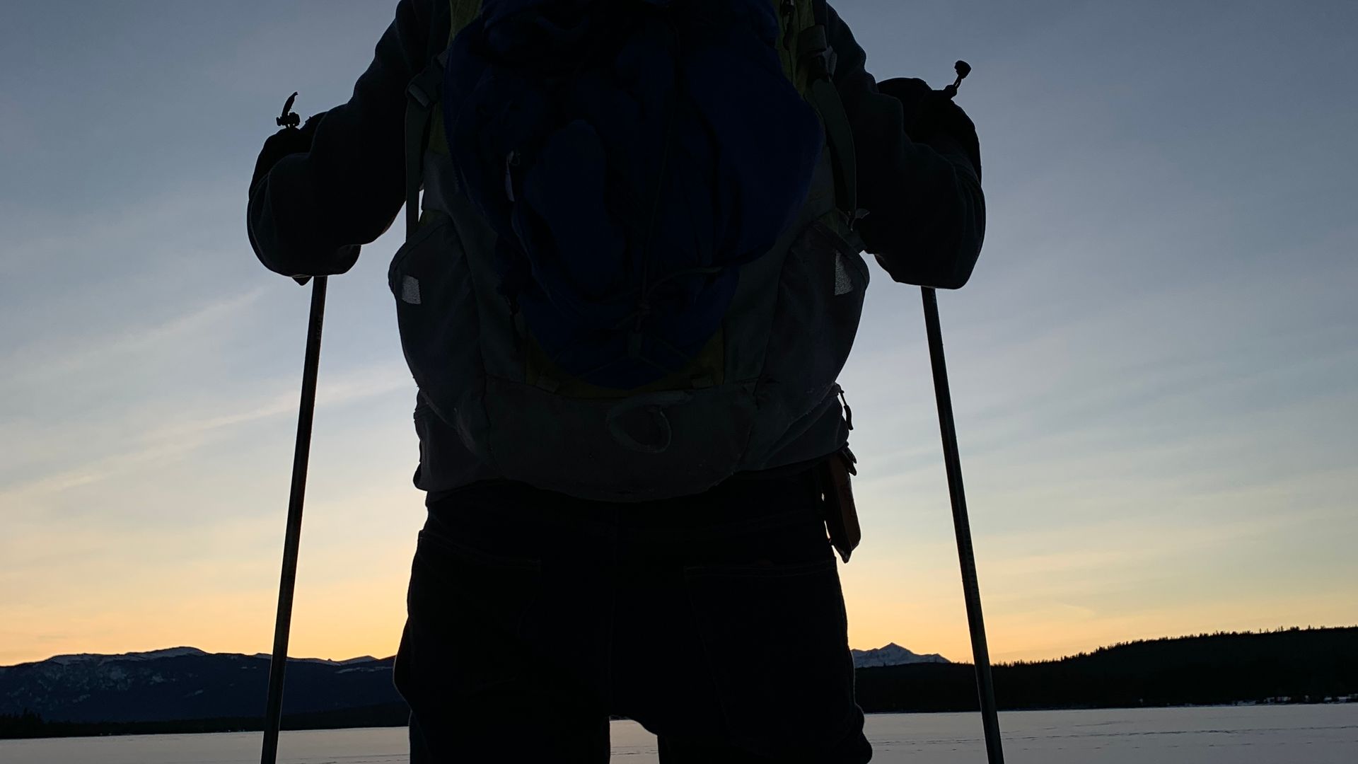 Skifahrer-Silhouette im Winter-Sonnenuntergang – Ski in Dubai mit Quipleon