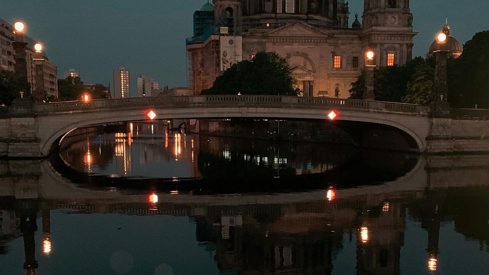 Berliner Dom im Abendlicht mit Reflexion im Wasser – Outdoor in Berlin mit Quipleon