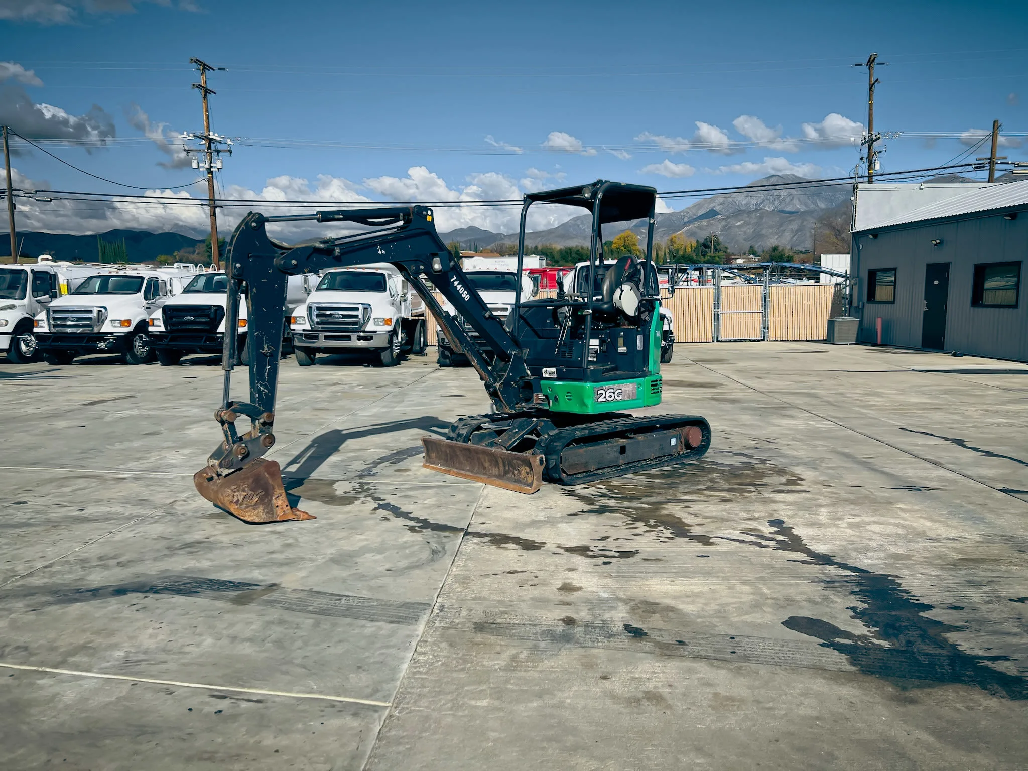 2015_John_Deere_26G_Mini_Excavator_(A).jpg