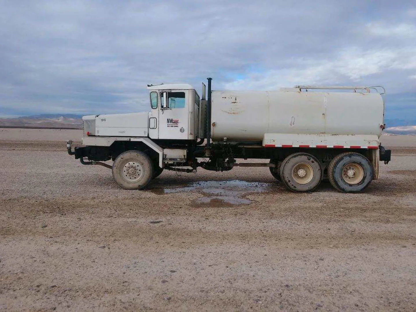 1997_Oshkosh_6000_Gallon_Water_Truck_A.jpg