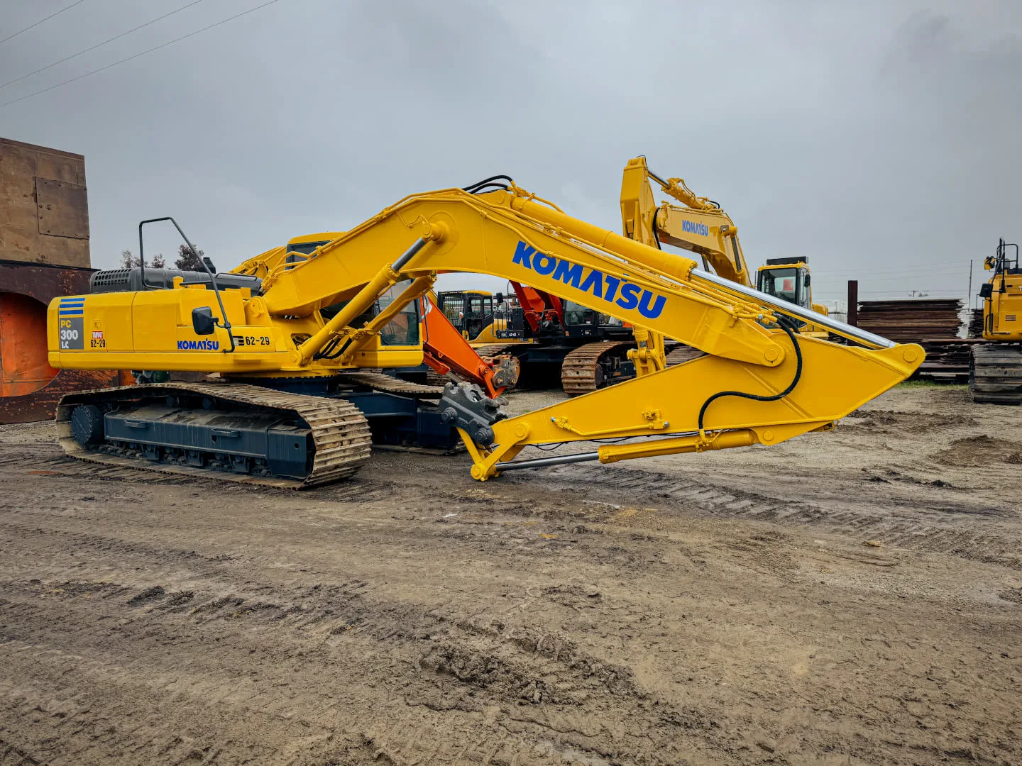 2002_Komatsu_PC300LC_Excavator_Track_(A)