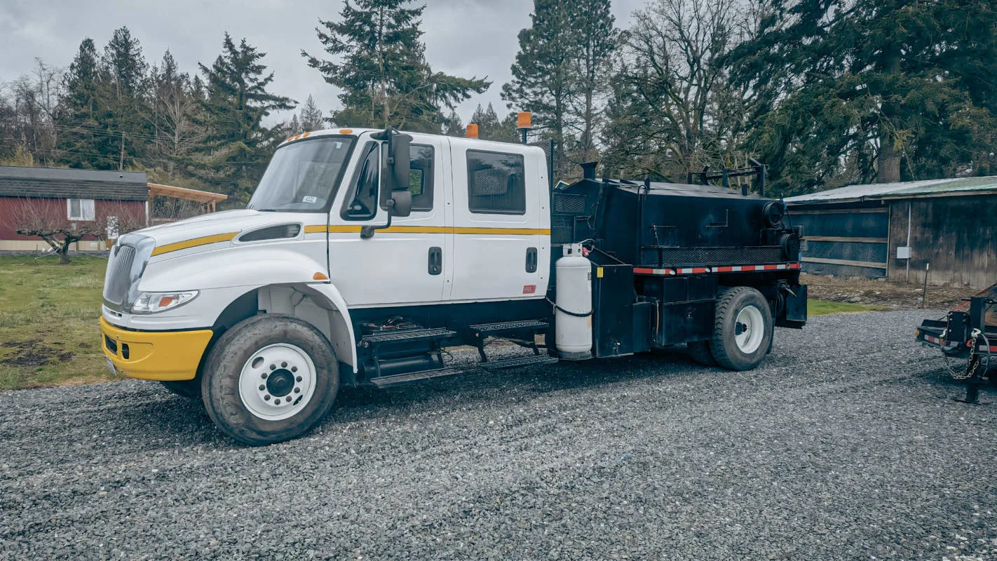 2006_International_Asphalt_Hot_Box_Truck_(A).jpg