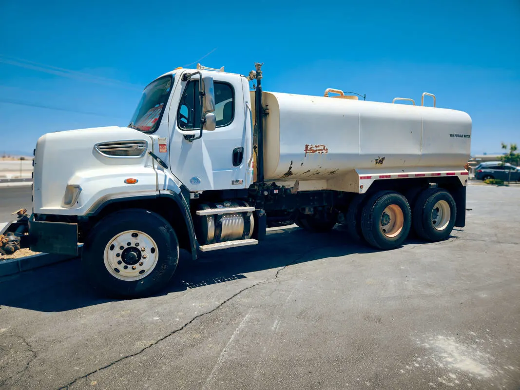 2016_Freightliner_108SD_Water-Truck_(A).jpg
