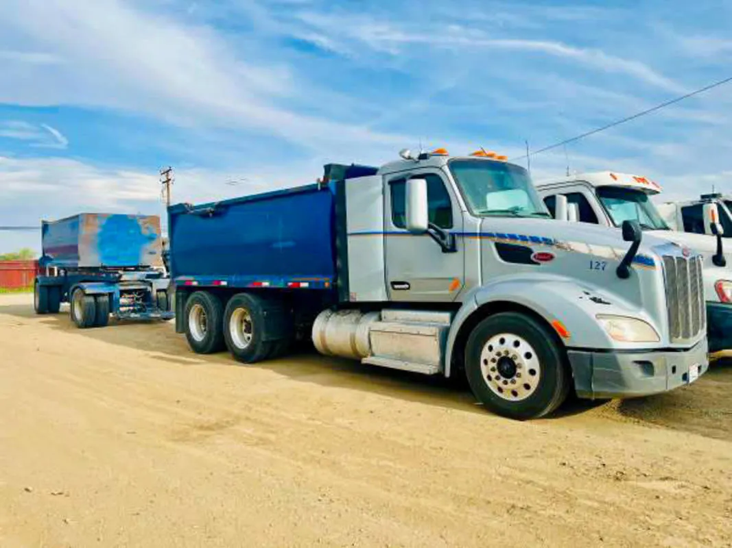 2015_Peterbilt_579_Transfer_Truck_A.jpg