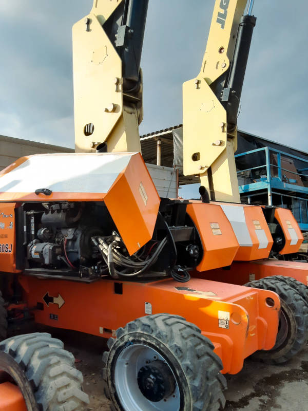 JLG_860SJ_Articulating_Boom_Lift_A.jpg