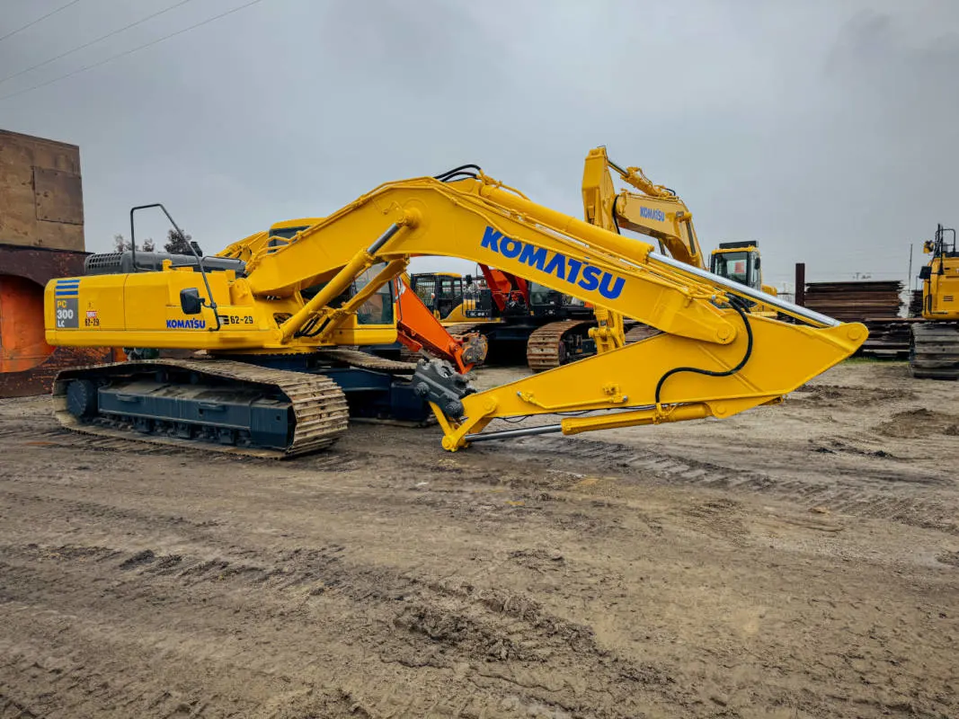 2002_Komatsu_PC300LC_Excavator_Track_(A)