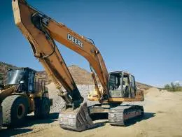 2005_John_Deere_330C_LC_B.jpg