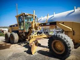 Caterpillar_140H_Motor_Grader_A.jpg