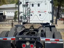 Freightliner_Cascadia_Sleeper_Truck_C.jpg