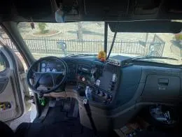 Freightliner_Cascadia_Sleeper_Truck_F.jpg
