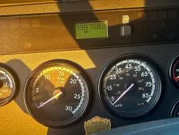Freightliner_Cascadia_Sleeper_Truck_E.jpg