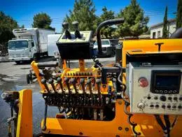 LeeBoy_8510C_Asphalt_Paver_Tracked_B.jpg