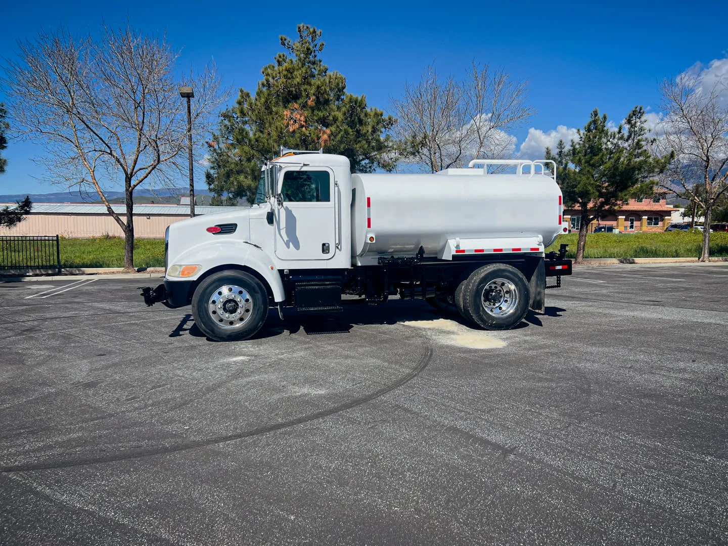 2005_Peterbilt_335_Water_Truck-1852_(1)