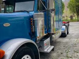 2000_Peterbilt_379_Truck_(1)