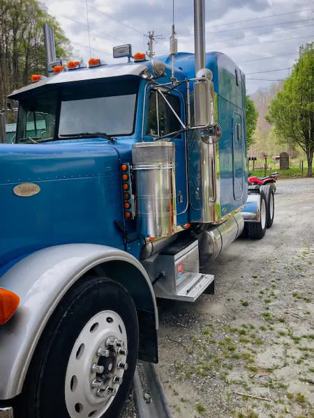 2000_Peterbilt_379_Truck_(1)