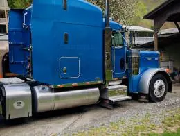 2000_Peterbilt_379_Truck_(4)
