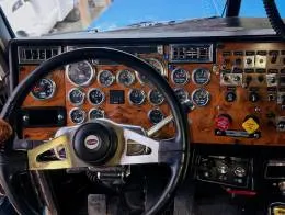 2000_Peterbilt_379_Truck_(9)
