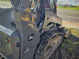 2019_John_Deere_317G_Skid_Steer_(4)