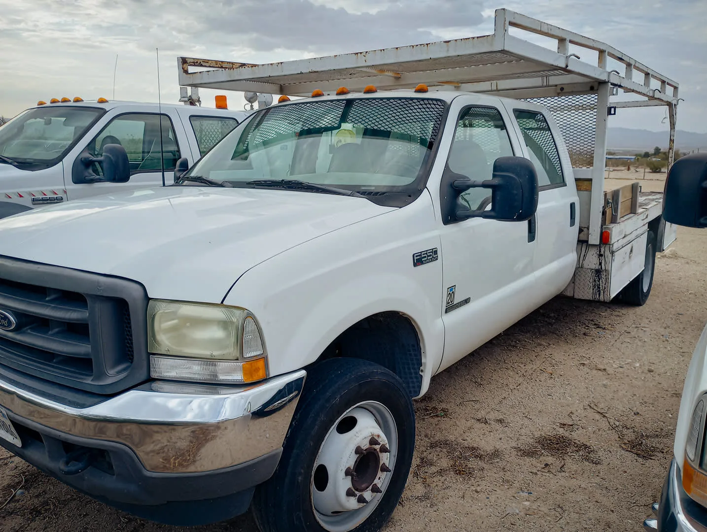 2003_Ford_F550_Flatbed_Truck_(1)