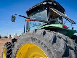 John_Deere_8295R_Farm_Tractor_(2)