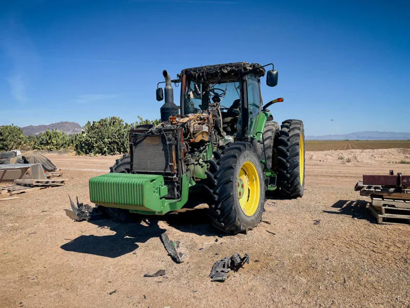 John_Deere_8295R_Farm_Tractor_(1)
