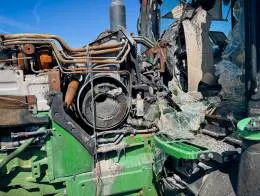 John_Deere_8295R_Farm_Tractor_(7)