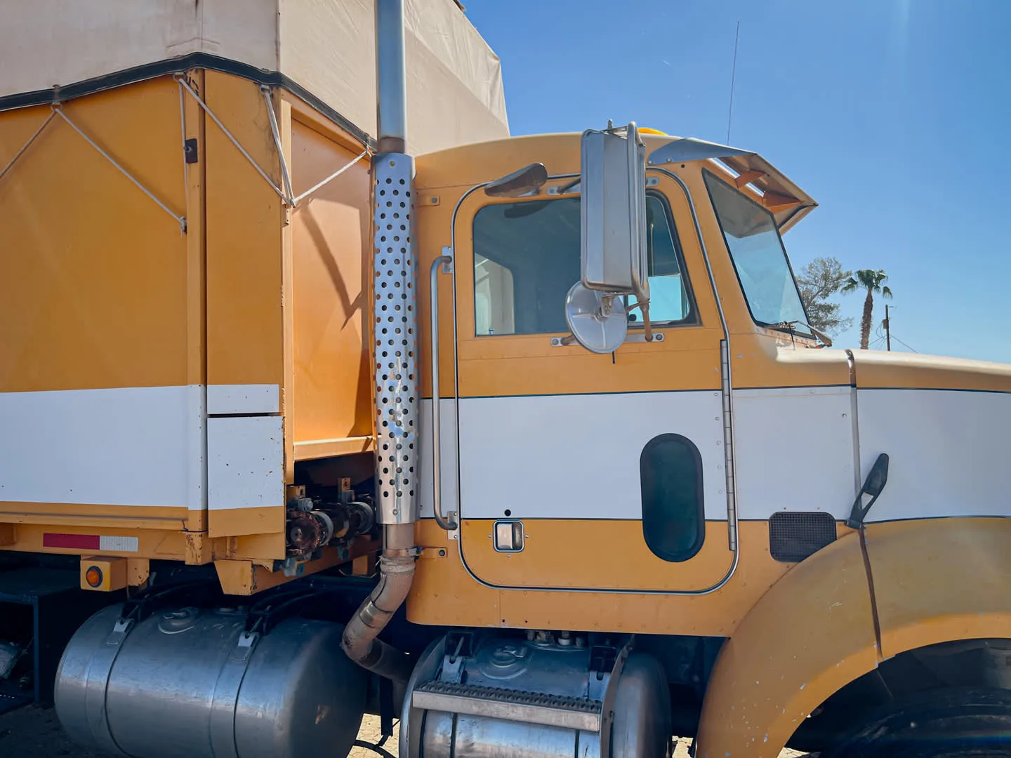 1997_Peterbilt_330_Truck_(2)