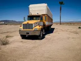 1997_Peterbilt_330_Truck_(1)