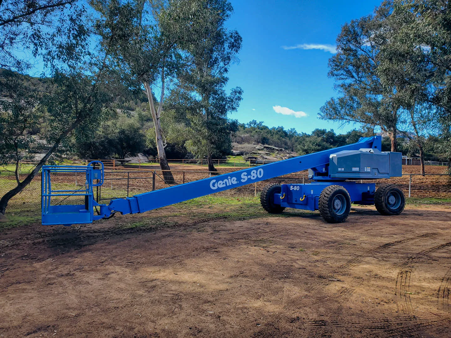 1997_Genie_S80_Boom_Lift_(1)