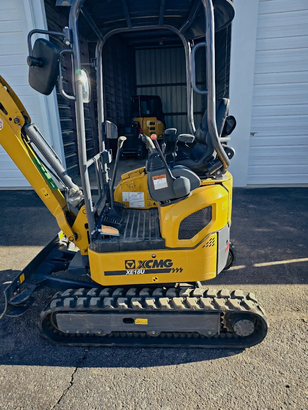 XCMG_XE18U_Mini_Excavator_(1).