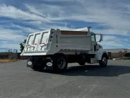 Peterbilt 335  3
